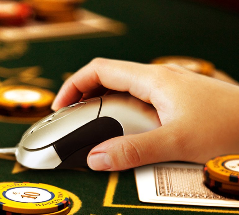 Рука на компьютерной мышке игра в онлайн-казино